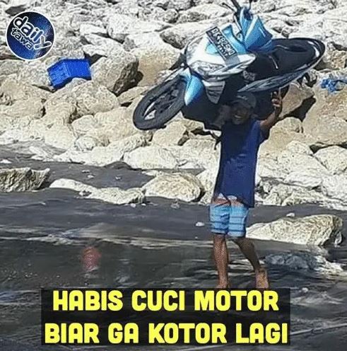 Potret kocak kelakuan orang saat cuci motor Berbagai sumber