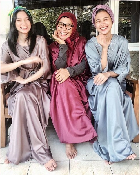 kebersamaan indah dan ibunya dari kecil © berbagai sumber kebersamaan indah dan ibunya dari kecil © berbagai sumber