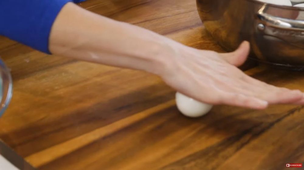 Mulus tanpa direndam air es, ini trik cepat dan mudah mengupas telur rebus