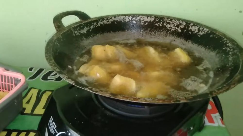 Tanpa dikukus atau direbus dulu, ini trik goreng singkong empuk dan merekah ala pedagang gorengan