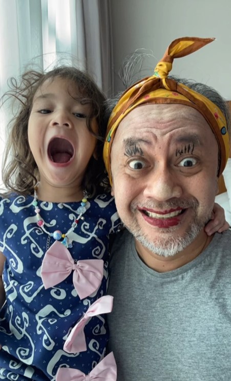 anak mona ratuliu dandani sang ayah hasil akhirnya bikin ngakak © berbagai sumber anak mona ratuliu dandani sang ayah hasil akhirnya bikin ngakak © berbagai sumber