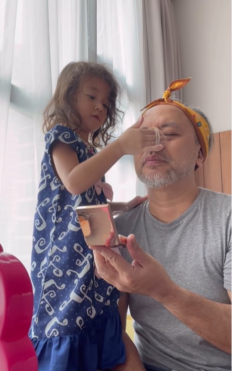 anak mona ratuliu dandani sang ayah hasil akhirnya bikin ngakak © berbagai sumber