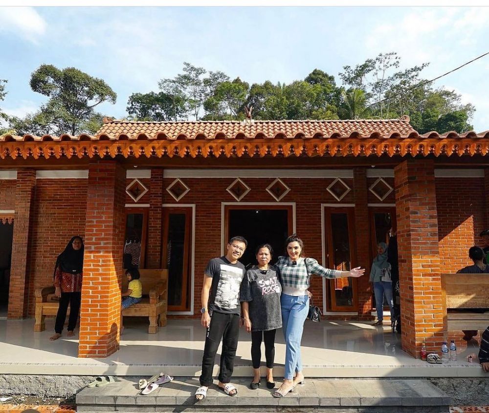 kedekatan seleb dan pengasuh anaknya © berbagai sumber kedekatan seleb dan pengasuh anaknya © berbagai sumber