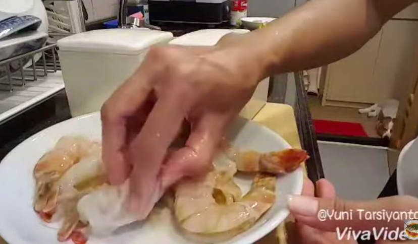 Tak perlu jeruk nipis, ini cara cuci udang agar bersih dan bebas bau amis pakai 2 bahan dapur