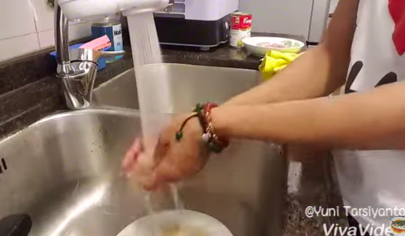 Tak perlu jeruk nipis, ini cara cuci udang agar bersih dan bebas bau amis pakai 2 bahan dapur