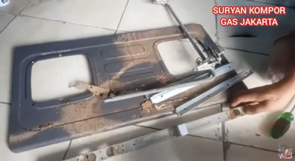 Tanpa sitrun dan pasta gigi, ini cara membersihkan karat pada bodi kompor pakai 1 bahan