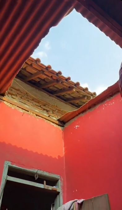 Bocah ini hancurkan atap rumah tetangga karena kerja layangan putus Instagram