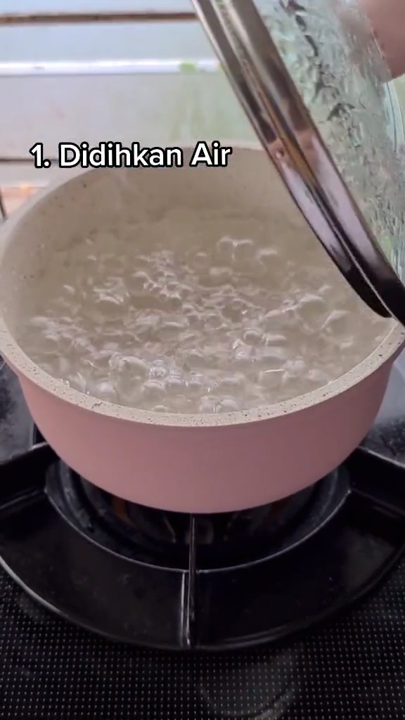 Lebih hemat gas, ini trik bikin telur rebus 3/4 matang yang cantik dan antigagal buat topping makanan