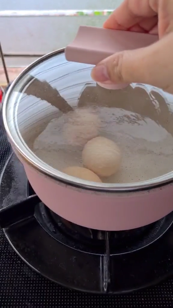 Lebih hemat gas, ini trik bikin telur rebus 3/4 matang yang cantik dan antigagal buat topping makanan