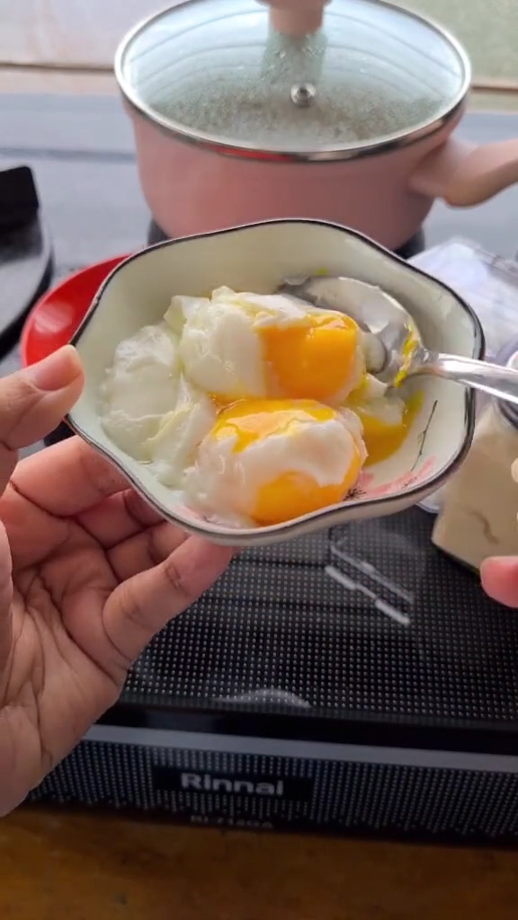 Lebih hemat gas, ini trik bikin telur rebus 3/4 matang yang cantik dan antigagal buat topping makanan