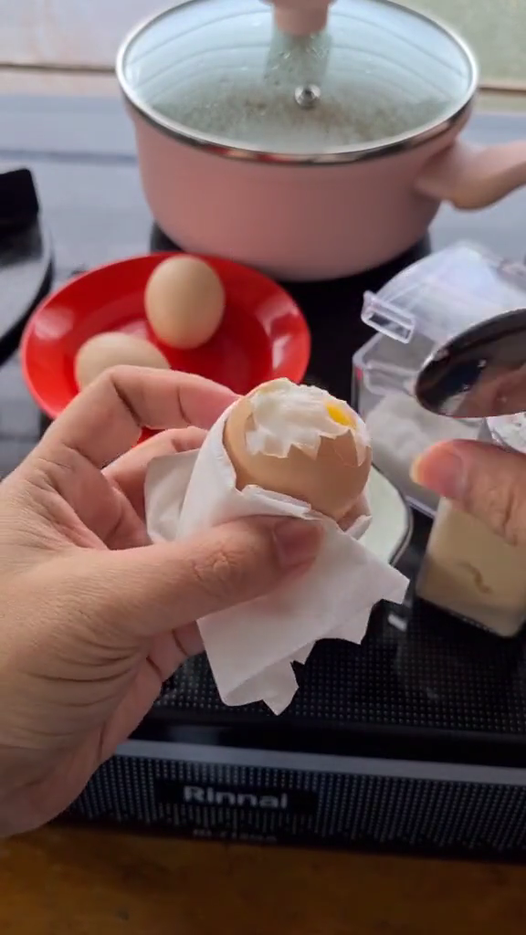 Lebih hemat gas, ini trik bikin telur rebus 3/4 matang yang cantik dan antigagal buat topping makanan