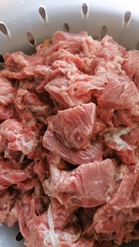 Jangan langsung dibilas air, ini trik mencuci daging sapi agar bebas bau pakai 1 bahan dapur