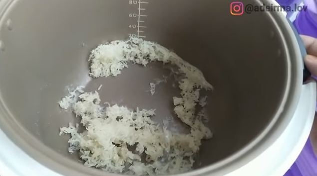 Nggak perlu direndam pakai air, ini trik mudah bersihkan panci rice cooker dari kerak sisa nasi