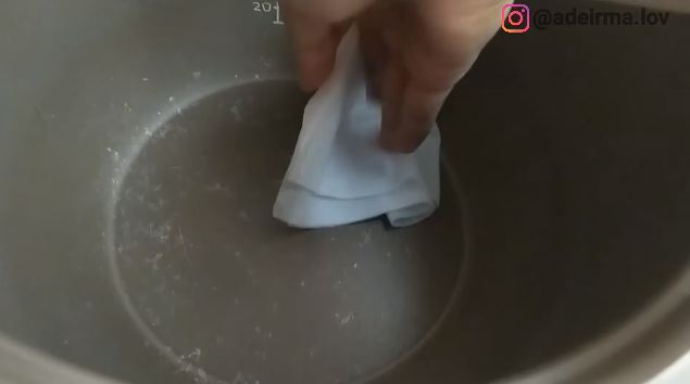 Nggak perlu direndam pakai air, ini trik mudah bersihkan panci rice cooker dari kerak sisa nasi