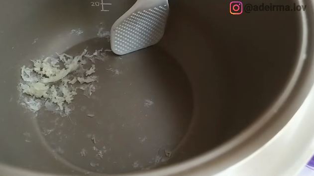 Nggak perlu direndam pakai air, ini trik mudah bersihkan panci rice cooker dari kerak sisa nasi