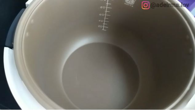Nggak perlu direndam pakai air, ini trik mudah bersihkan panci rice cooker dari kerak sisa nasi