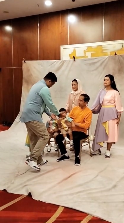 foto keluarga Jokowi Iriana dan Kahiyang © TikTok