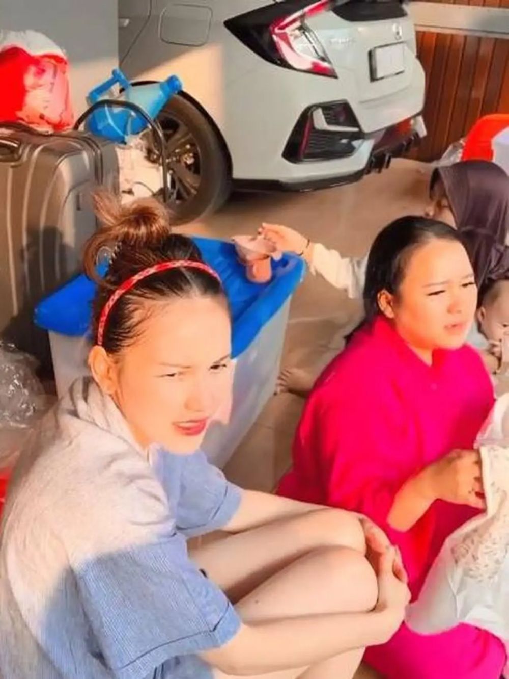 Kesederhanaan Ayu Ting Ting di komplek © 2023 brilio.net