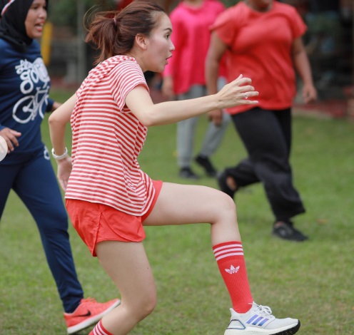 Kesederhanaan Ayu Ting Ting di komplek © 2023 brilio.net