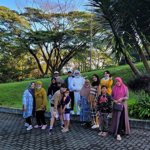 Kesederhanaan Ayu Ting Ting di komplek © 2023 brilio.net