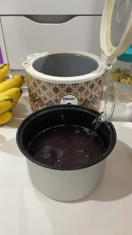 Bukan ditambah agar-agar, ini trik masak nasi di rice cooker hasil pulen cuma pakai 1 bahan dapur