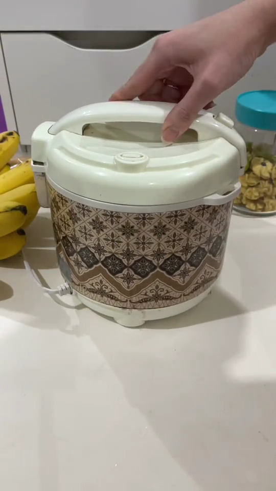 Bukan ditambah agar-agar, ini trik masak nasi di rice cooker hasil pulen cuma pakai 1 bahan dapur