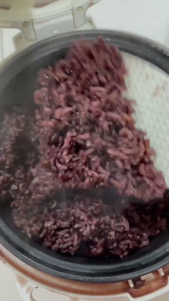 Bukan ditambah agar-agar, ini trik masak nasi di rice cooker hasil pulen cuma pakai 1 bahan dapur