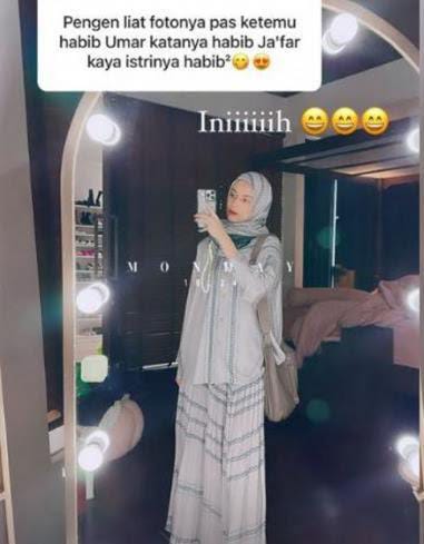 penampilan Sabrina dengan hijab Instagram