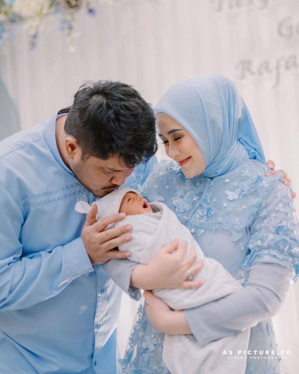 momen tasyakuran akikah anak ketiga Ryana Dea © 2023 brilio.net