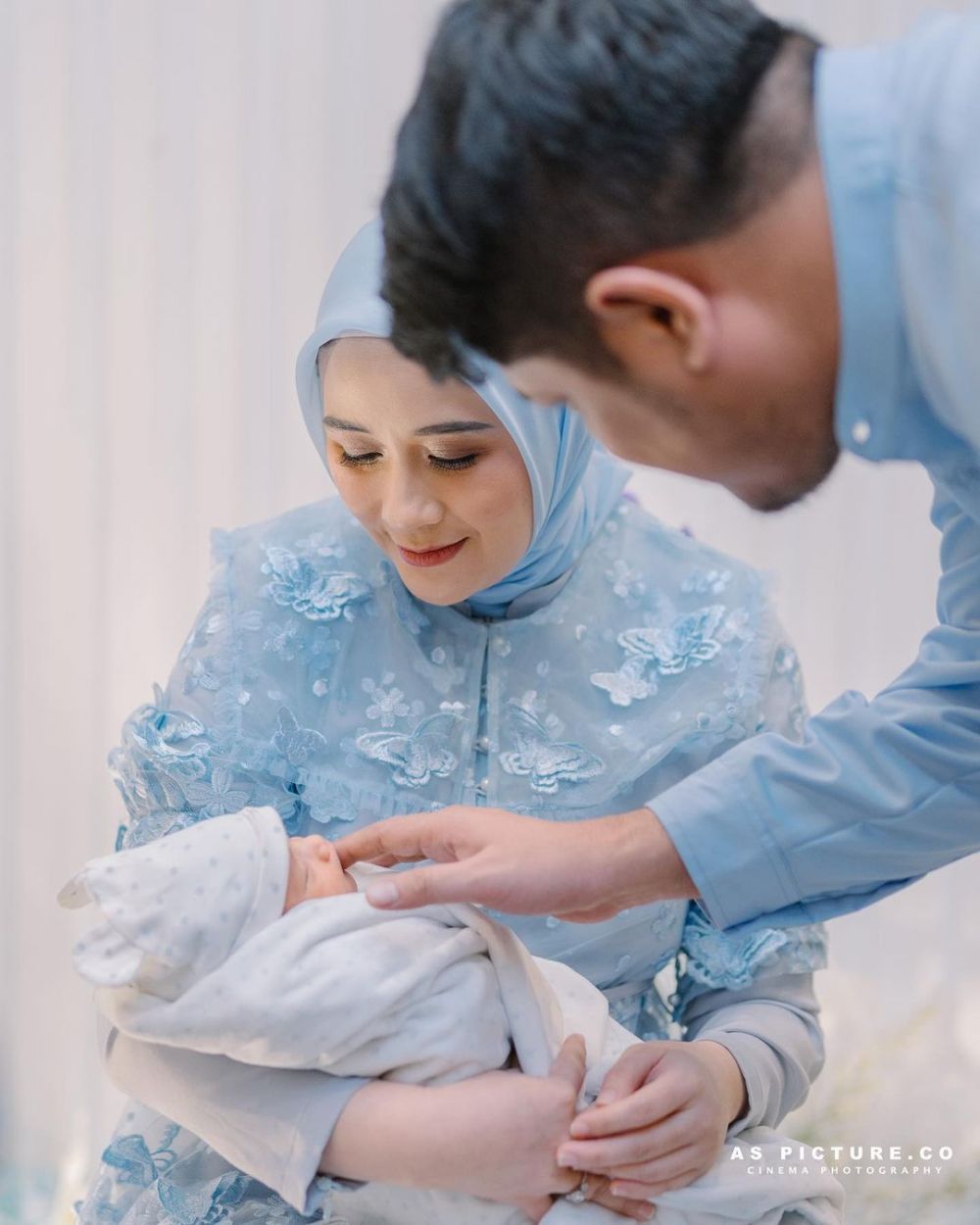 momen tasyakuran akikah anak ketiga Ryana Dea © 2023 brilio.net