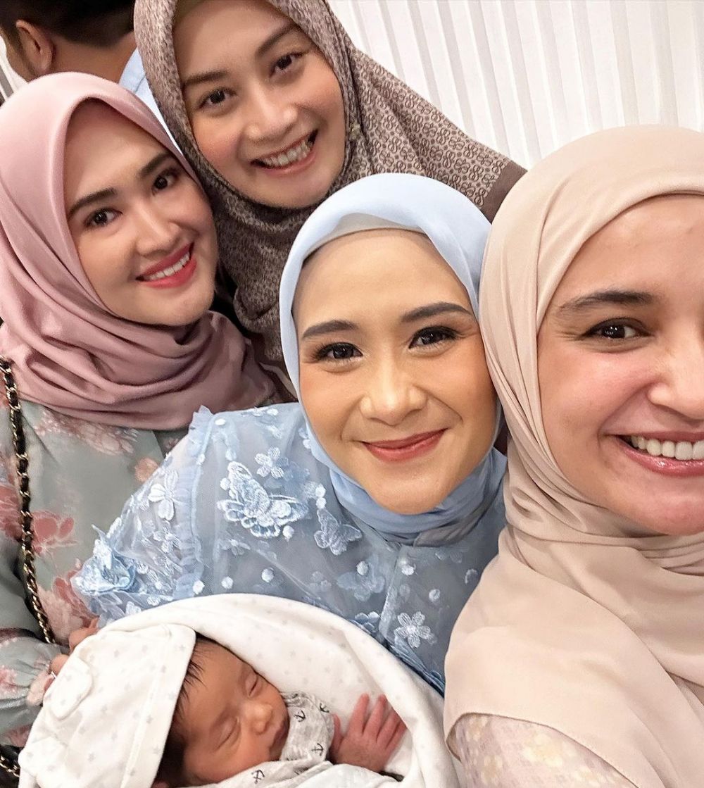 momen tasyakuran akikah anak ketiga Ryana Dea © 2023 brilio.net momen tasyakuran akikah anak ketiga Ryana Dea © 2023 brilio.net