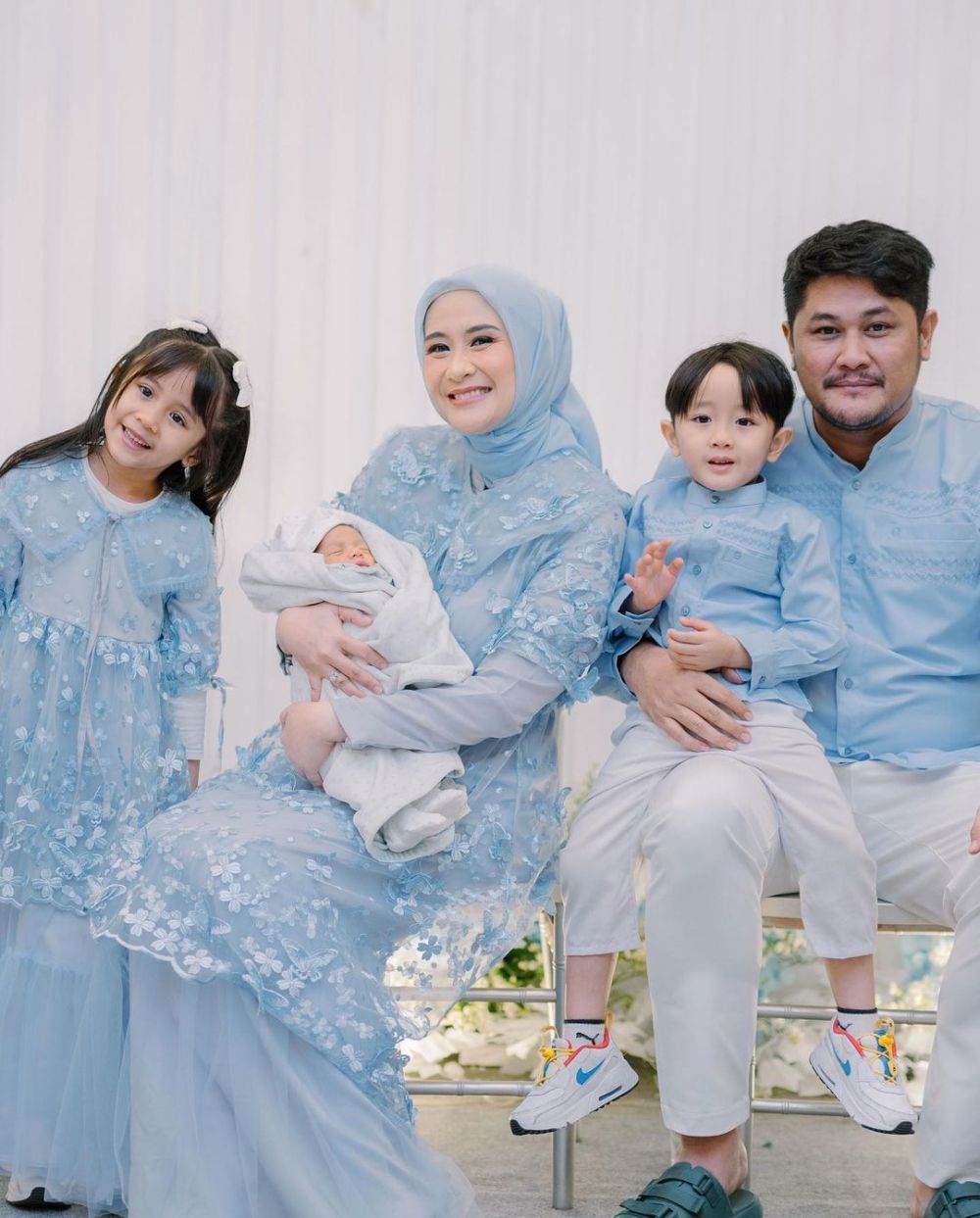 momen tasyakuran akikah anak ketiga Ryana Dea © 2023 brilio.net momen tasyakuran akikah anak ketiga Ryana Dea © 2023 brilio.net