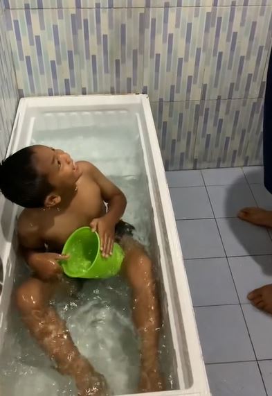 ide unik ayah sulap kulkas bekas jadi bathtub mandi TikTok