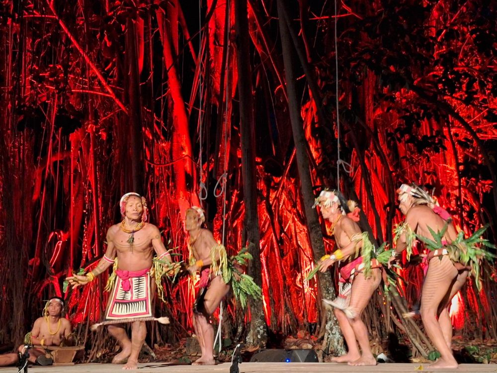 artjog sardono pertunjukkan mentawai © 2023 brilio.net