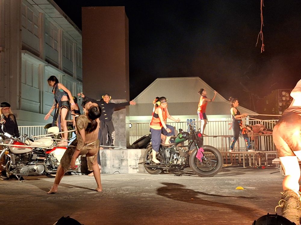 artjog sardono pertunjukkan mentawai © 2023 brilio.net