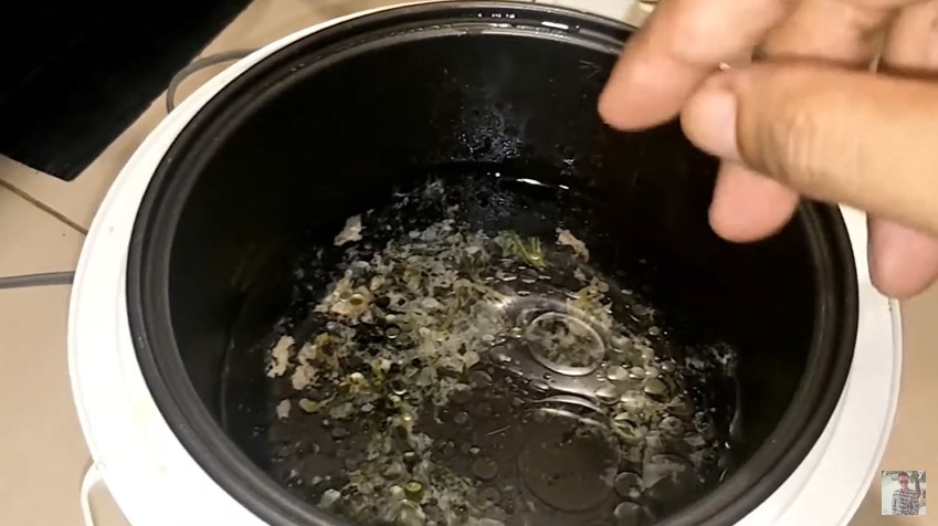 Cuma pakai 2 bahan dapur, ini trik mengangkat sisa kerak nasi di panci rice cooker tanpa nyala mesin