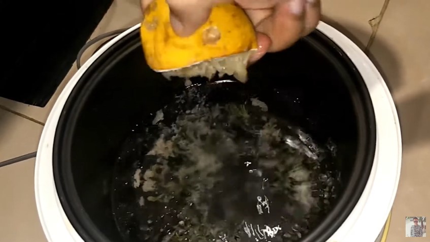 Cuma pakai 2 bahan dapur, ini trik mengangkat sisa kerak nasi di panci rice cooker tanpa nyala mesin