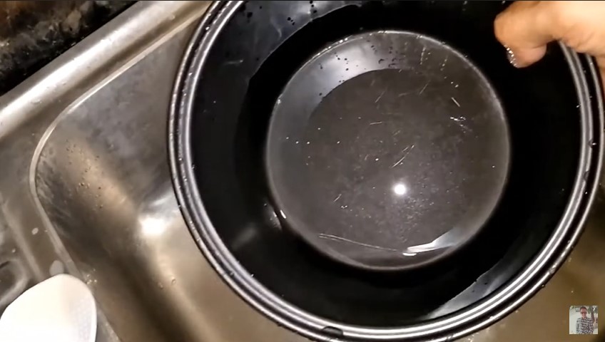 Cuma pakai 2 bahan dapur, ini trik mengangkat sisa kerak nasi di panci rice cooker tanpa nyala mesin