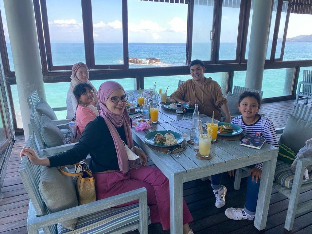 potret kehangatan indra bekti dan keluarga istri © instagram