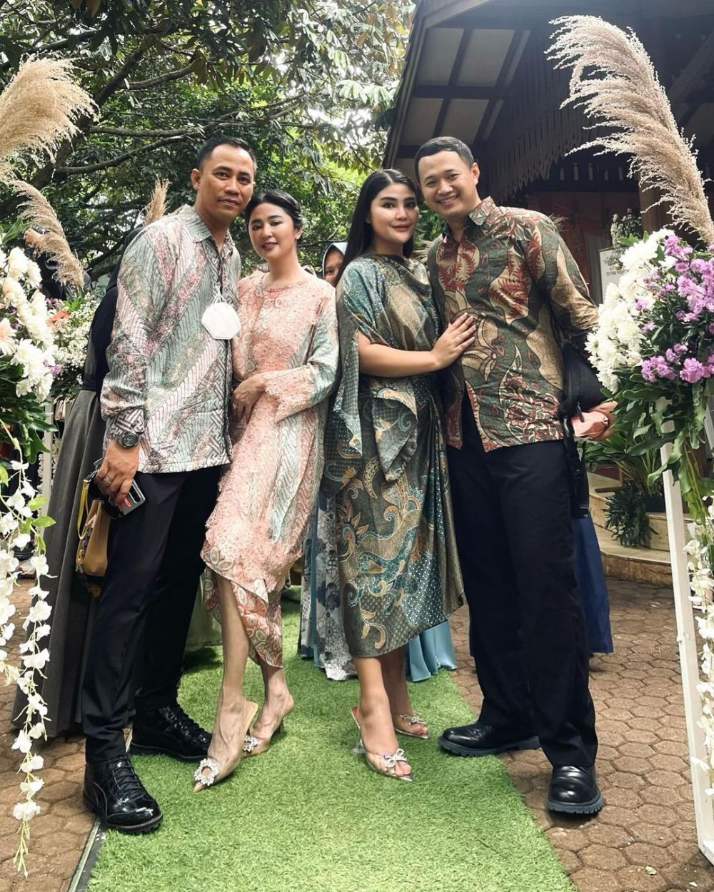 potret dewi perssik dan rully kian mesra © berbagai sumber potret dewi perssik dan rully kian mesra © berbagai sumber