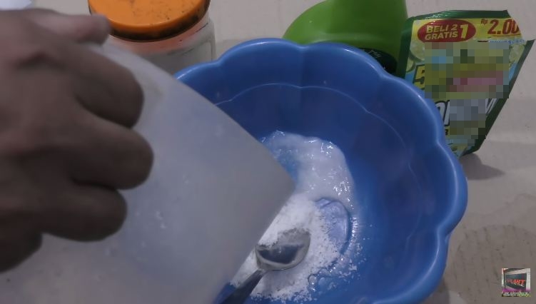 Nggak perlu buat jebakan, begini cara ampuh usir lalat cuma modal 2 bahan dapur