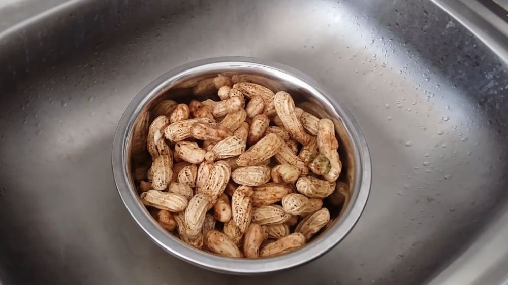 Bukan direbus, begini cara masak kacang tanah agar gurih dan hasilnya kesat walau tanpa disangrai