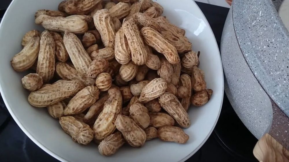 Bukan direbus, begini cara masak kacang tanah agar gurih dan hasilnya kesat walau tanpa disangrai