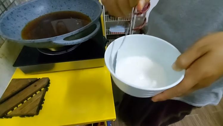 Bukan pakai air atau bawang bombai, ini cara jitu jernihkan minyak goreng kotor pakai 1 bahan dapur