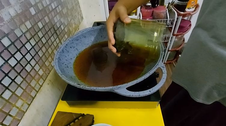 Bukan pakai air atau bawang bombai, ini cara jitu jernihkan minyak goreng kotor pakai 1 bahan dapur