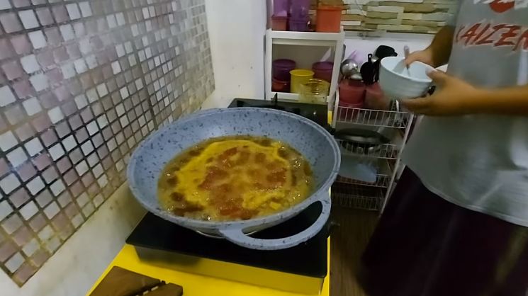 Bukan pakai air atau bawang bombai, ini cara jitu jernihkan minyak goreng kotor pakai 1 bahan dapur