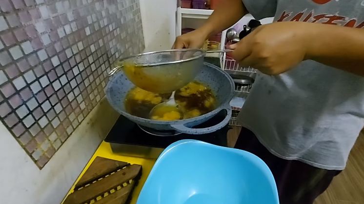 Bukan pakai air atau bawang bombai, ini cara jitu jernihkan minyak goreng kotor pakai 1 bahan dapur