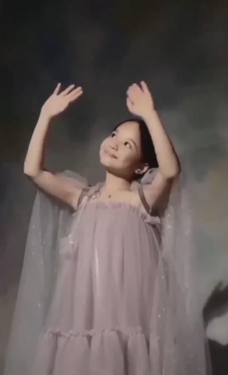 Gempi pakai dress bak model cilik © berbagai sumber