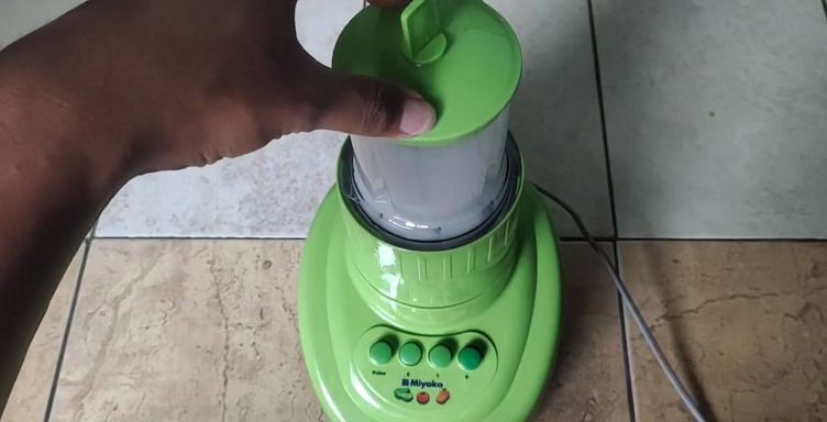 Bukan pakai cangkang telur, ini trik mengasah pisau blender agar tajam modal 1 bahan dapur
