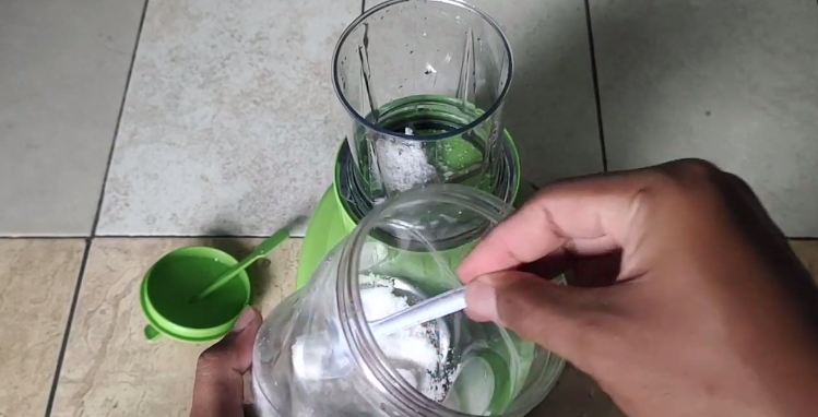 Bukan pakai cangkang telur, ini trik mengasah pisau blender agar tajam modal 1 bahan dapur